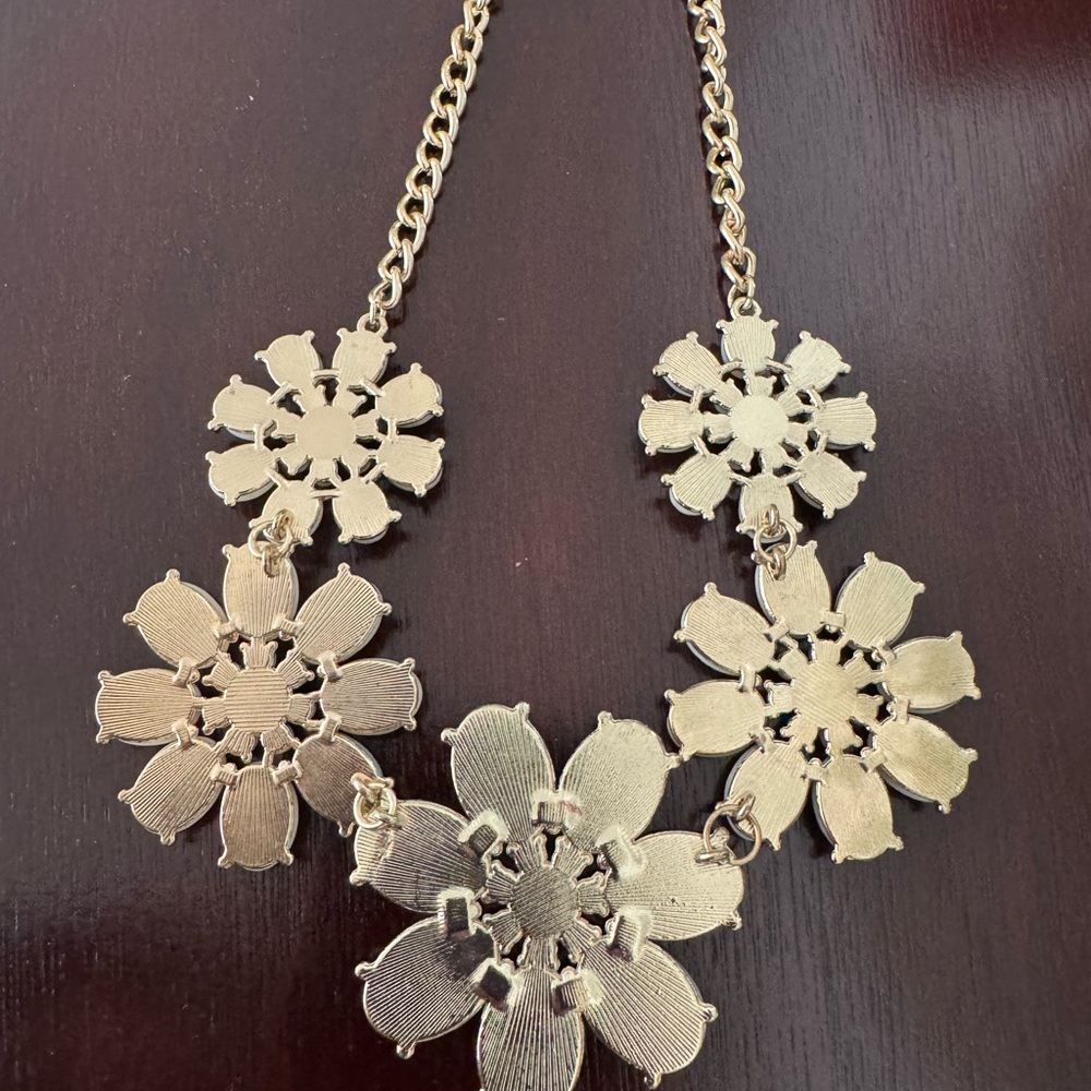 Elegant Floral Necklace in Gold and Cream - Picture 3 of 3
